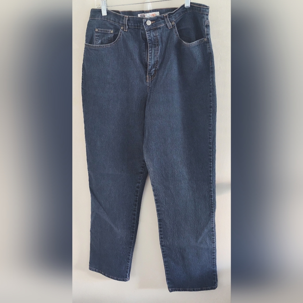 Faded Glory women's size 18 Avg medium wash blue jeans. Straight leg and stretch